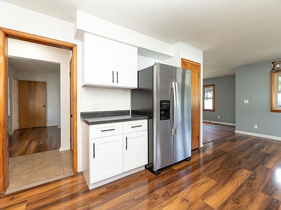 4th image of 825 Forest St