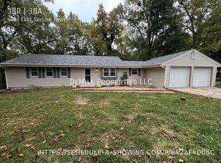6403 E Skyline Dr, Springfield, MO 65809