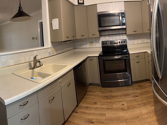 5th image of 746 W 3rd St