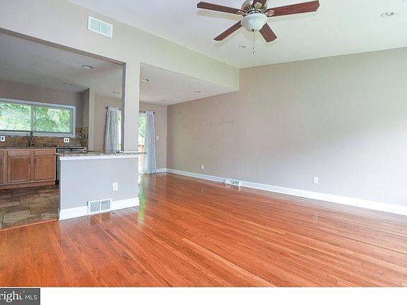 4th image of 76 S Avon Dr