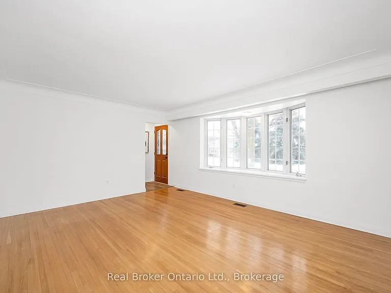 39 Westminster Ave #UPPER — Photo 4