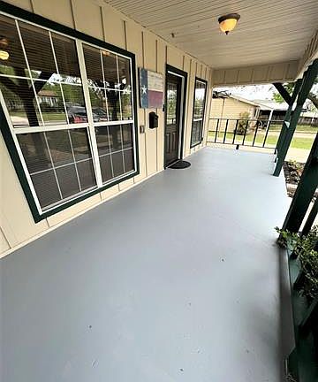 3rd image of 606 S Connellee Ave