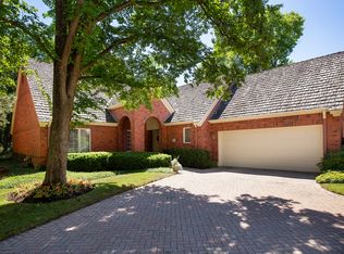 5 Regent Wood Rd, Northfield, IL 60093