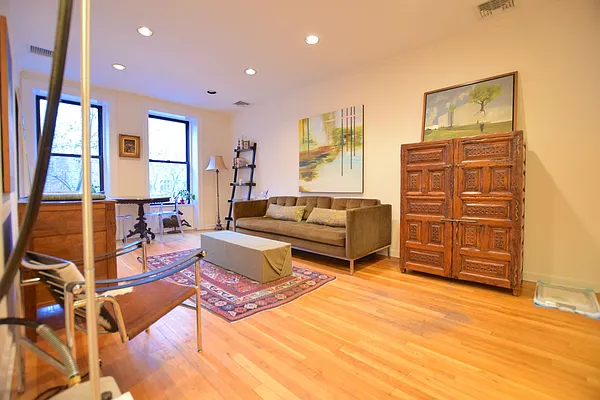 Rented by Street Realty Brokerage LLC | media 17