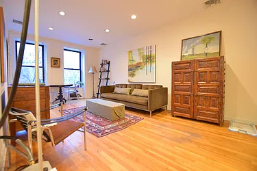 Rented by Street Realty Brokerage LLC