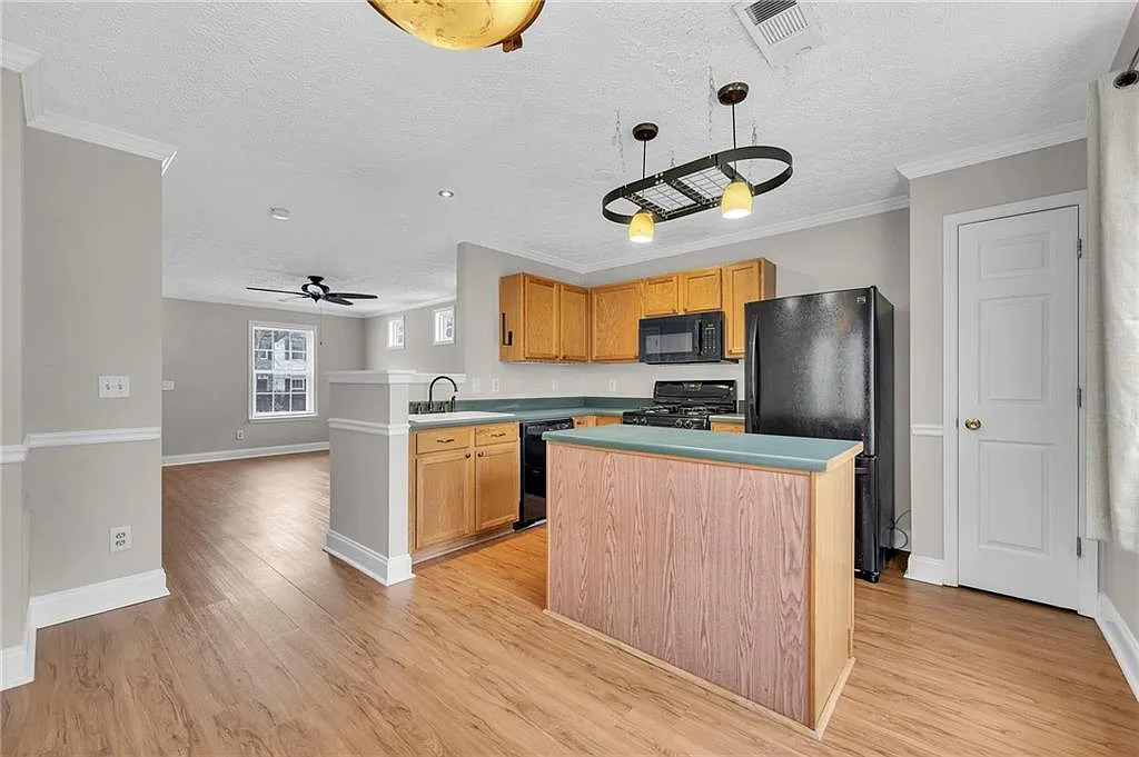 3 bed, 2.5 bath, 1260 sqft, $1,980 — Photo 3