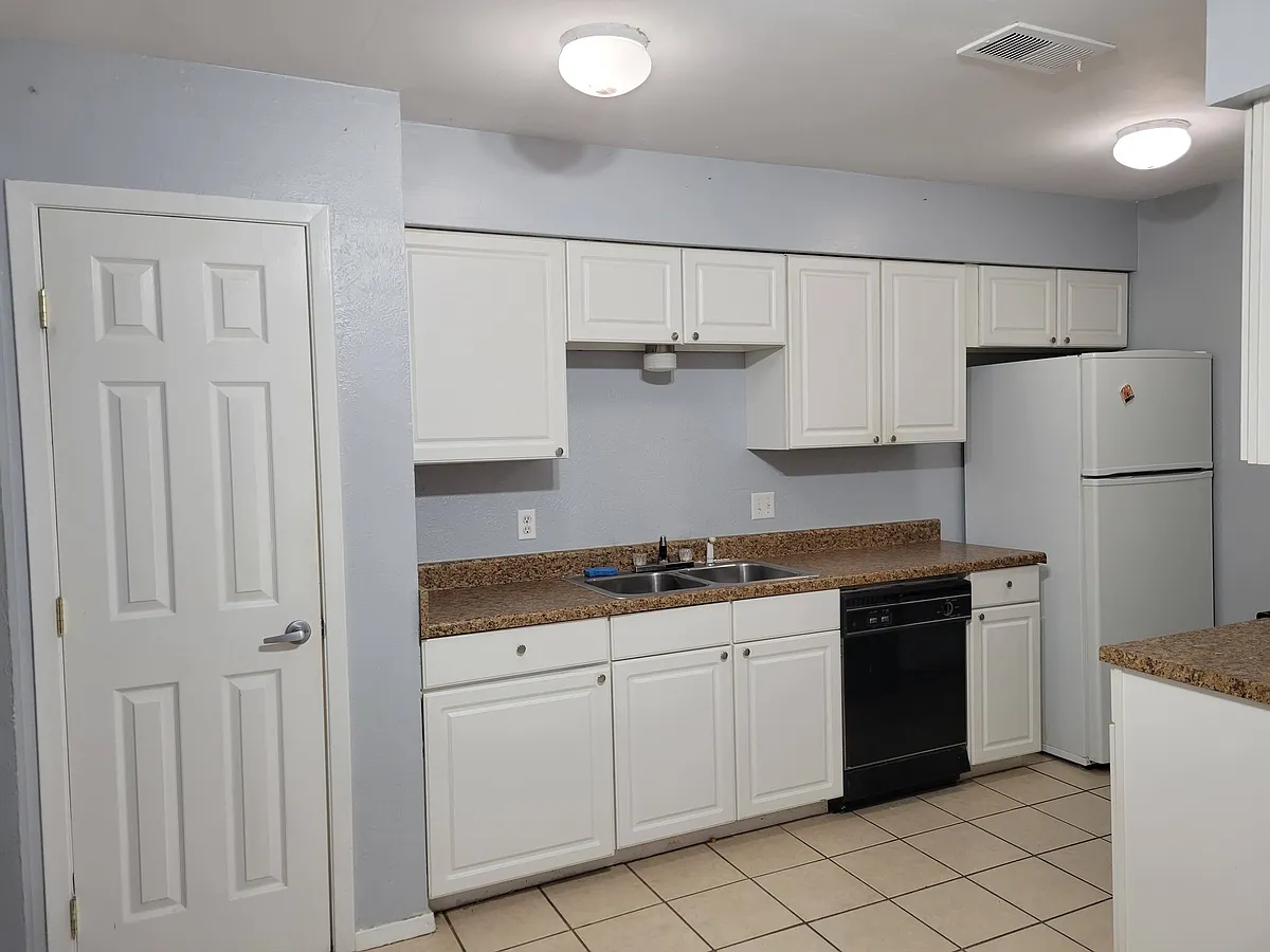 Building Photo - 1213 Elm Ct