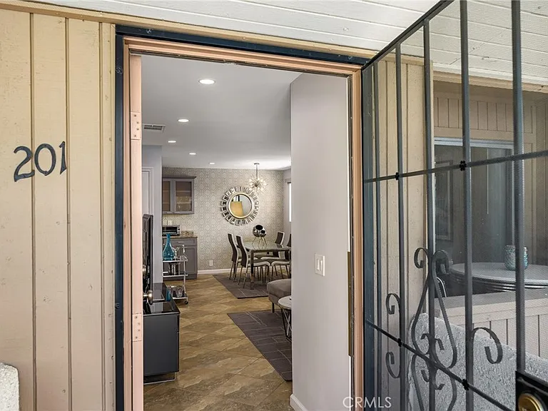 510 N Villa Ct — Photo 3