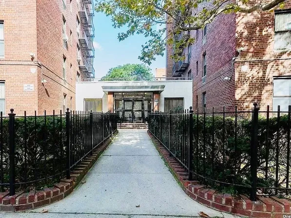 141-05 Pershing Cres #210, Jamaica, NY 11435