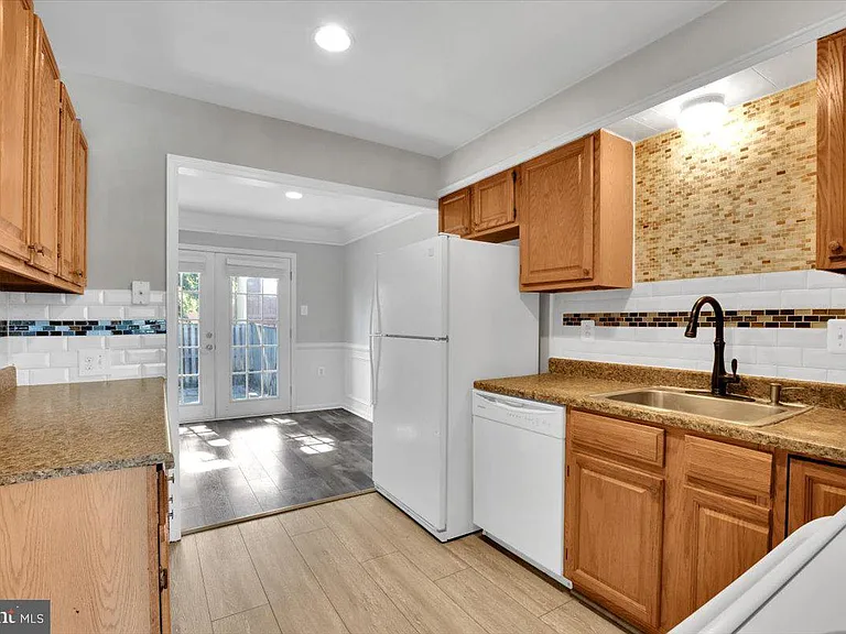 255 Meadows Ln NE — Photo 2