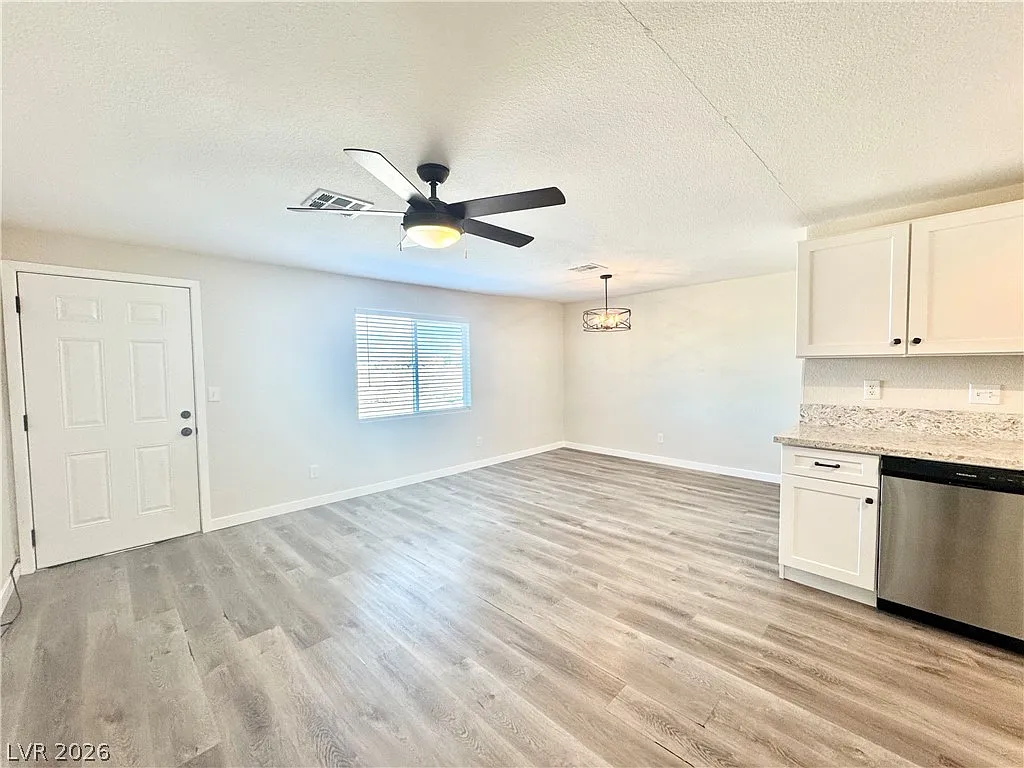 3 bed, 2.0 bath, 3008 sqft, $1,350 — Photo 3