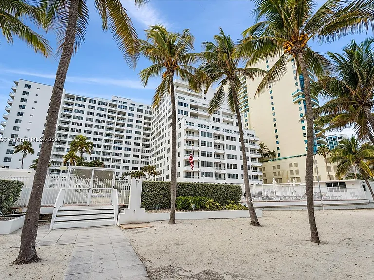 5005 Collins Ave #1523 — Photo 19