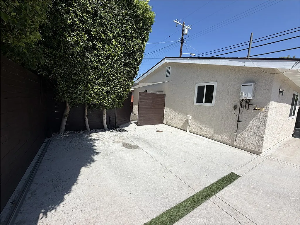 2 bed, 650 sqft, $2,700 — Photo 2