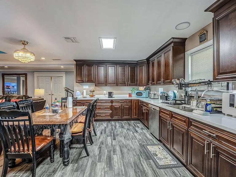 301 N Thomson Ave — Photo 7