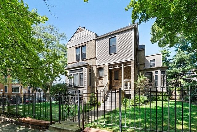 1st image of 1054 W Oakdale Ave