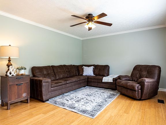 5th image of 106 Mapletree Ln