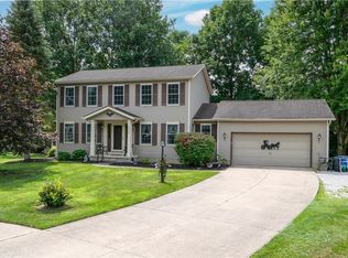 8226 Clover Ln, Garrettsville, OH 44231