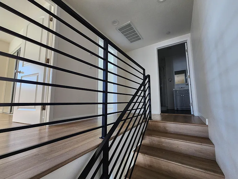 1147 N Kenmore Ave — Photo 13