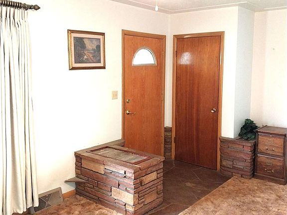 4th image of 2410 Country Ln