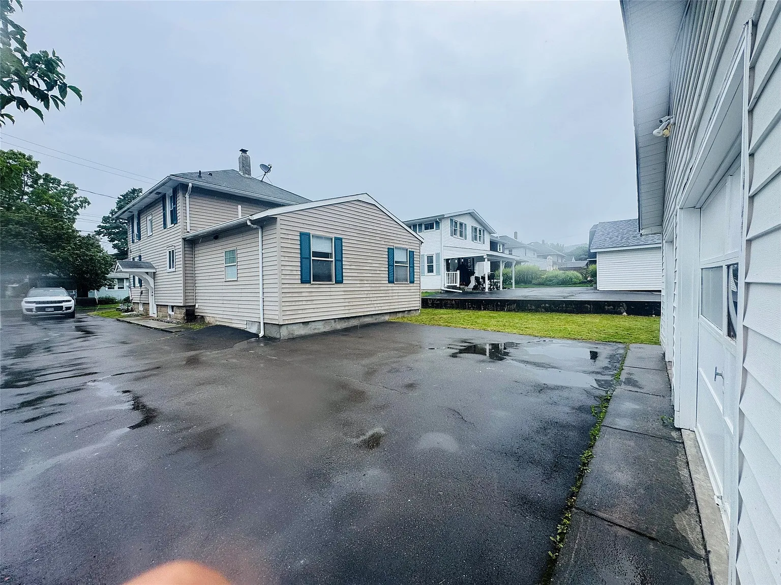 3 bed, 2.0 bath, 1821 sqft, $2,300 — Photo 3