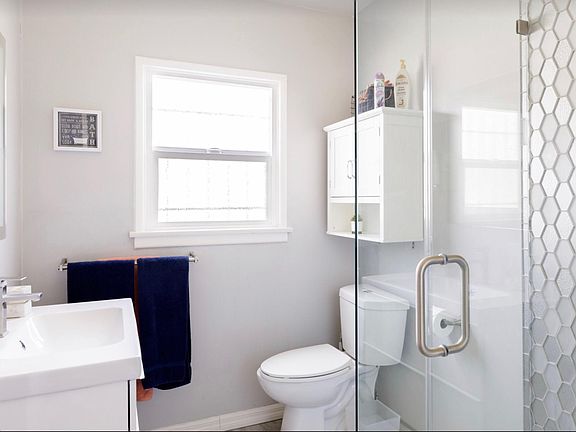 2nd image of 2244 W Adams Blvd APT 1