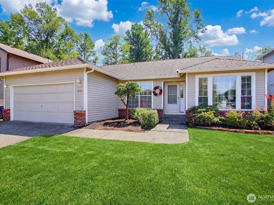 Awesome rambler in Alderbrook community. Virtually staged with front yard lawn.