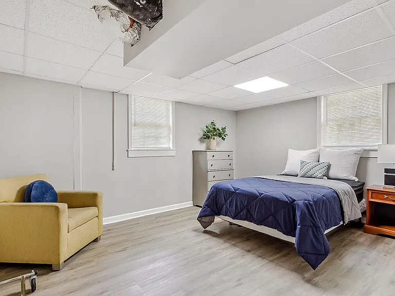 Room 7 - Large room with sitting area
