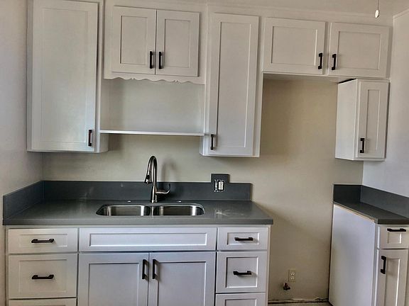 kitchen comes with new gas stove