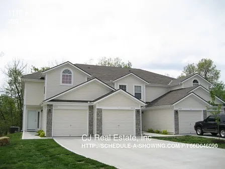 1117 NW Downing Cir Photo 1