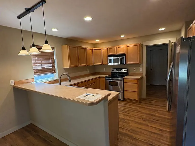 1091 N 14th Ave — Photo 3