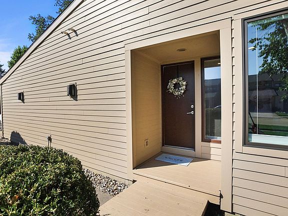 3rd image of 16 Briar Hill Cir