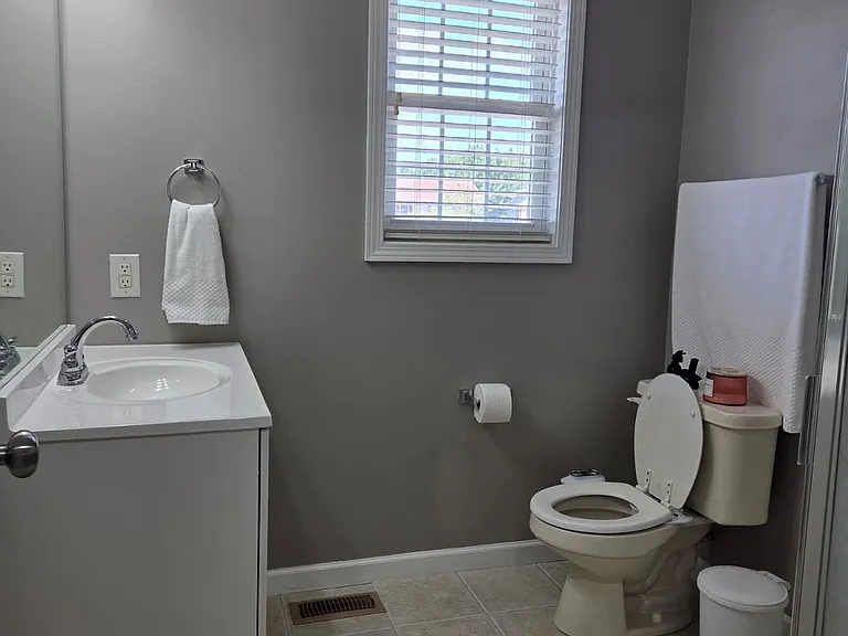 Private full bathroom
Exclusive bathroom for tenant
Modern private bathroom