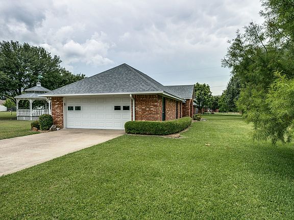 3rd image of 101 Copperfield Ct