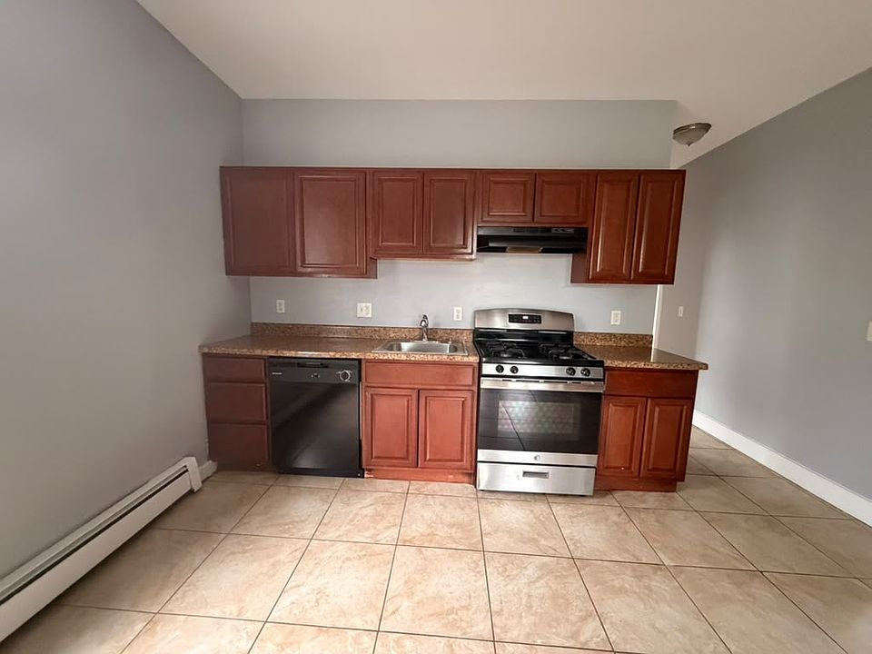 1st image of 245 Ferry St #2A