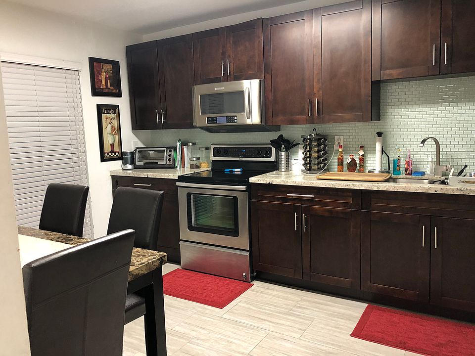 Full Kitchen/Dining Area