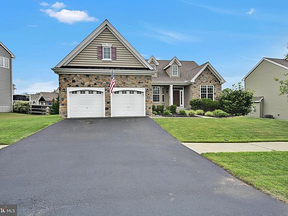 5th image of 7 Denise Dr