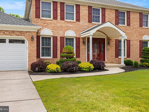3rd image of 16 Cella Dr