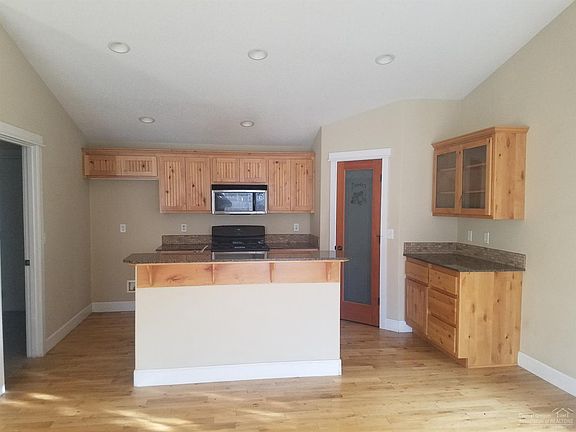 3rd image of 281 SE Laurel Ln