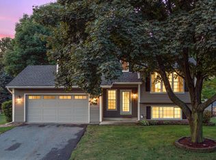 121 Fox Hollow Dr, Chanhassen, MN 55317