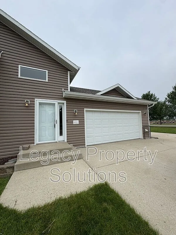 4 bed, 2.0 bath, 1934 sqft, $2,600 — Photo 3