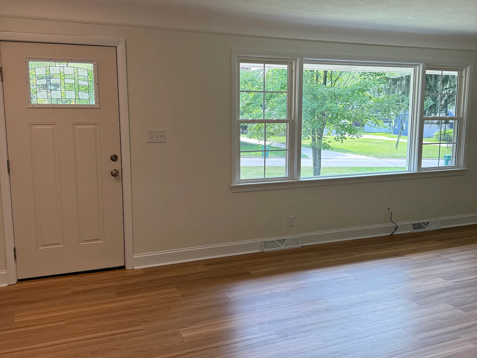 3 bed, 1.5 bath, 1316 sqft, $2,700 — Photo 2