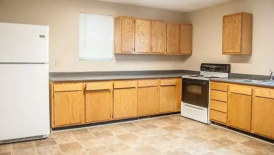 6 bed, 2484 sqft, $2,100 — Photo 3