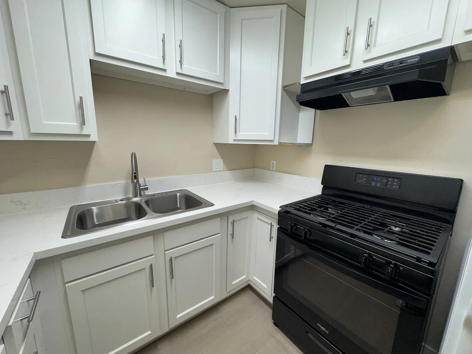 16142 Parkside Ln — Photo 3