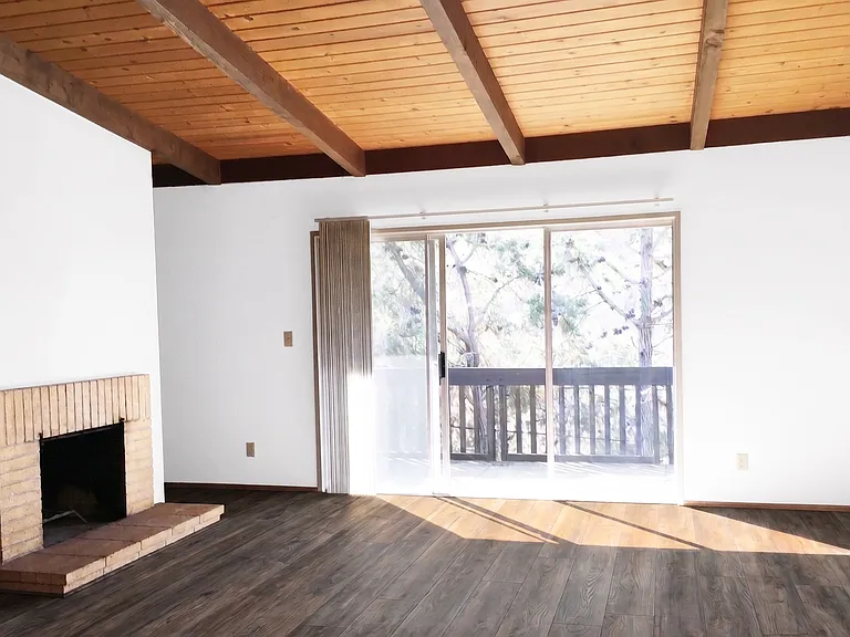 915 E Blithedale Ave — Photo 2