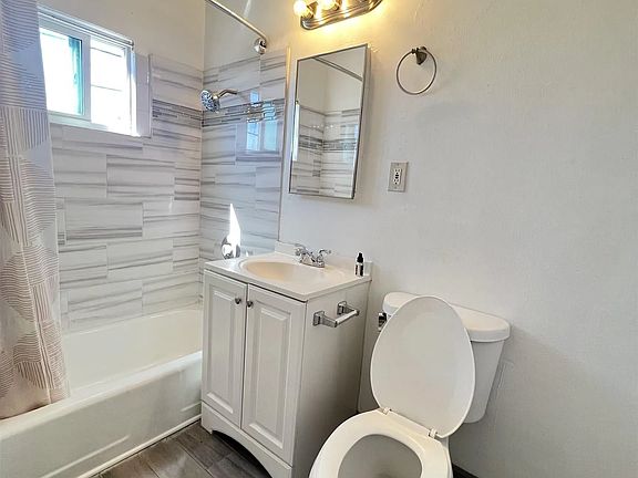 5th image of 4064 Oakcrest Dr