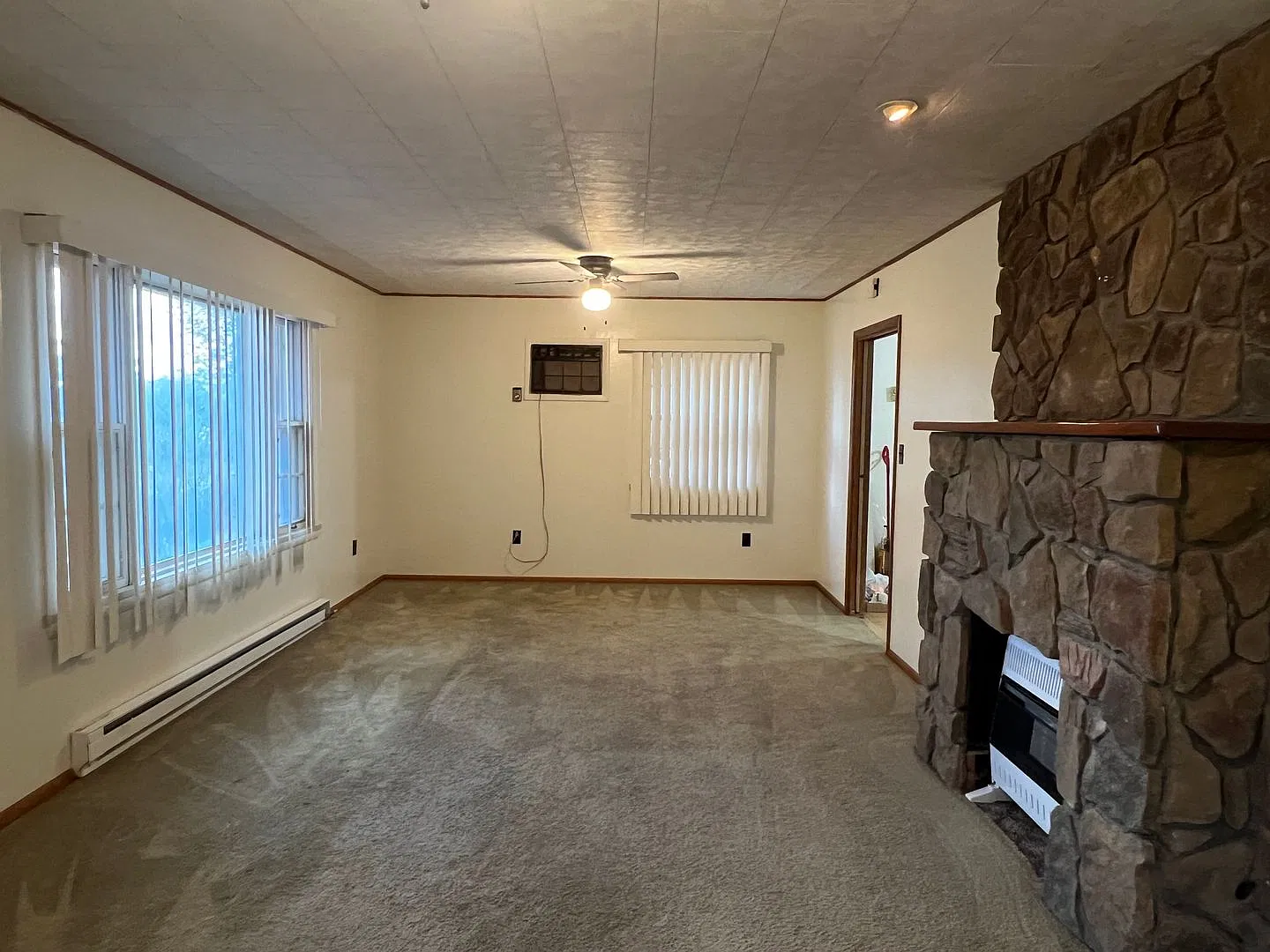 Charming 2-bed, 1-bath home for rent near Show Low, AZ with Private Lake privileges — Photo 4