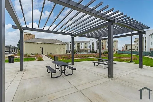 1000 Dresden Dr — Photo 7