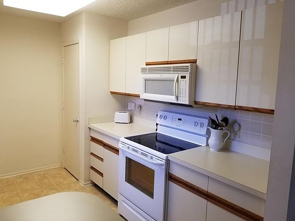 9 Lake Vista Kitchen