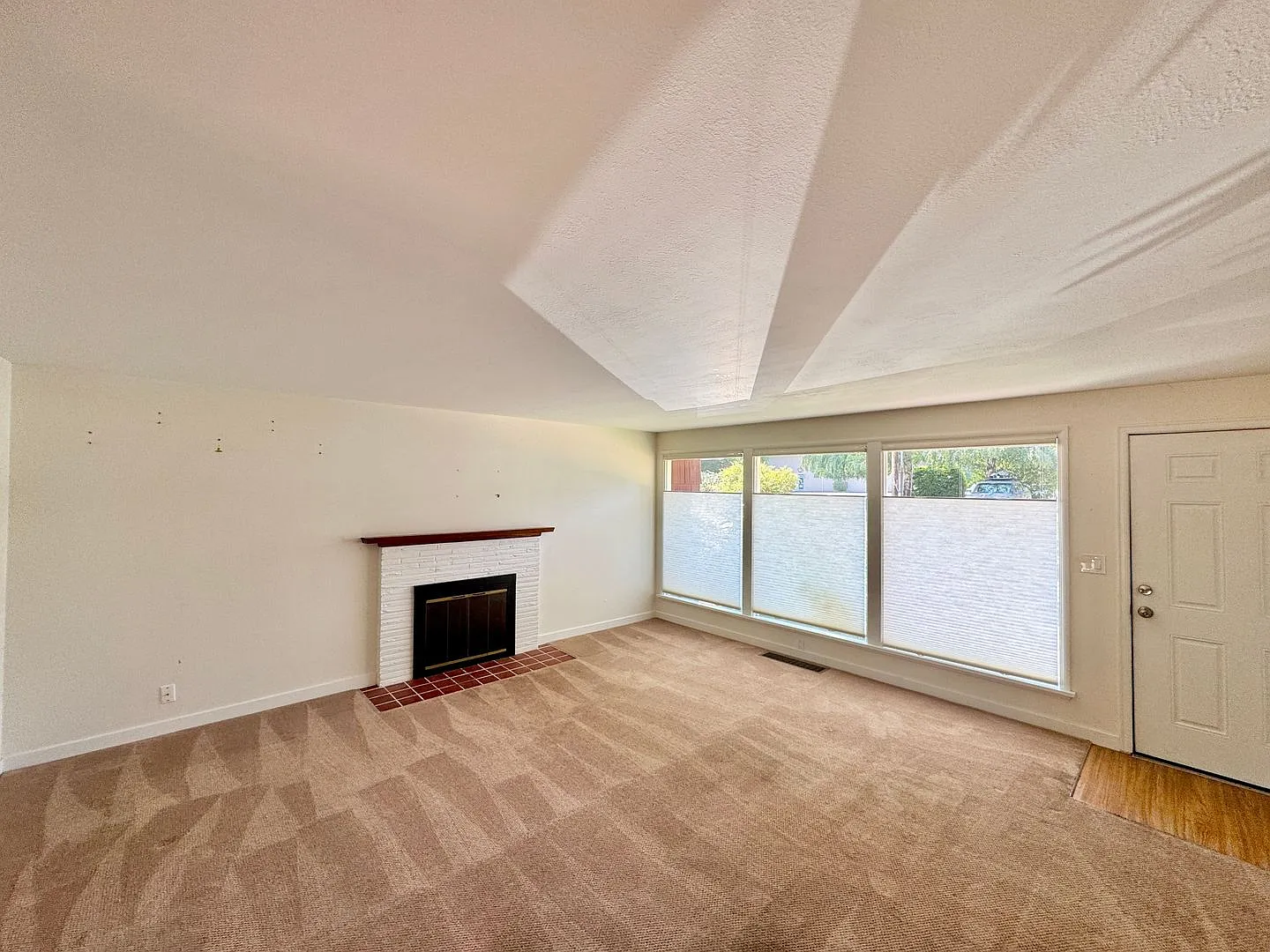 Pinehurst 3 bed, 2 bath with Yard and Garage — Photo 4