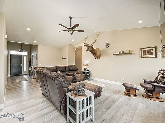 3rd image of 890 Tierra Dr